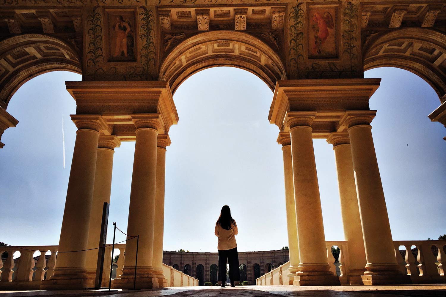 Ragazza all'interno di un sito storico di Mantova