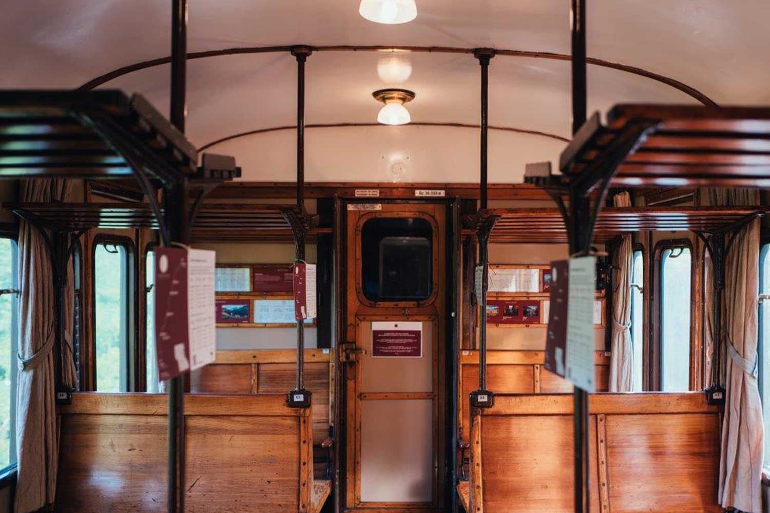 Foto dell'interno del Treno di Dante