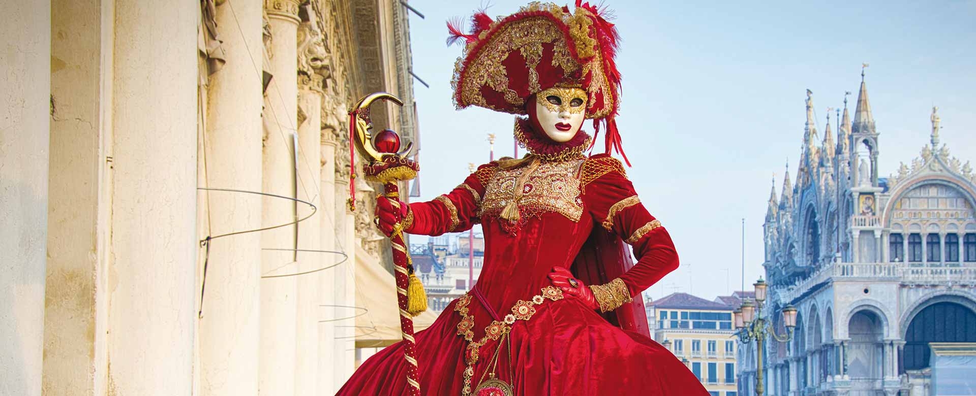 Una maschera in piazza San Marco, a Venezia