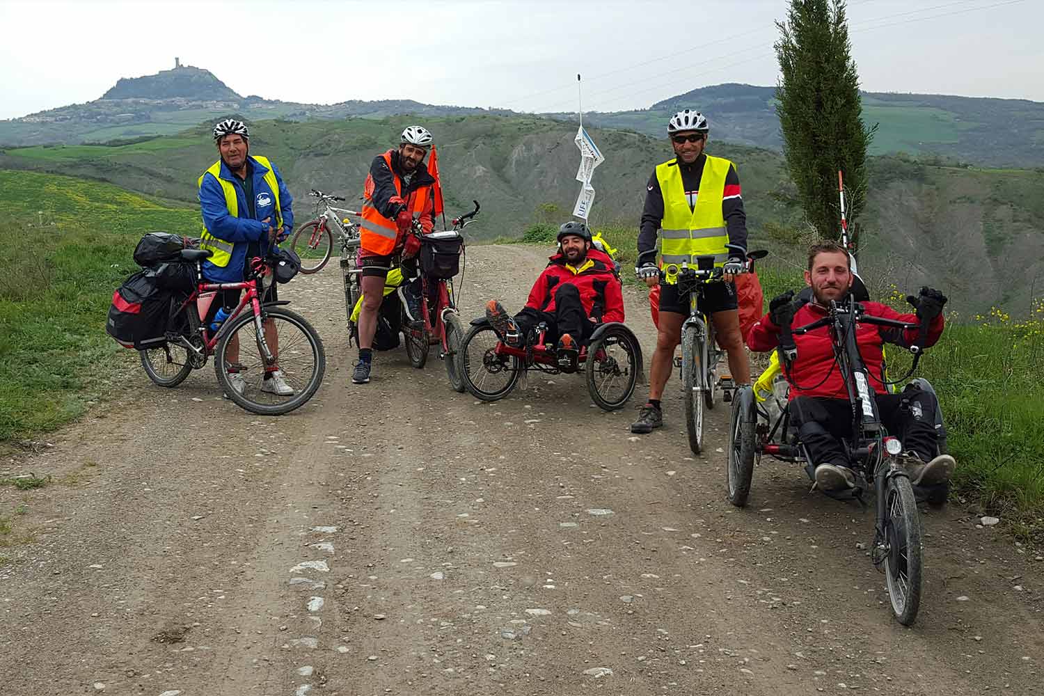 Bartolomeo, Giancarlo, Roberto, Pino e Pietro di Free Wheels in cammino tra Radicofani (SI) e Proceno (VT)