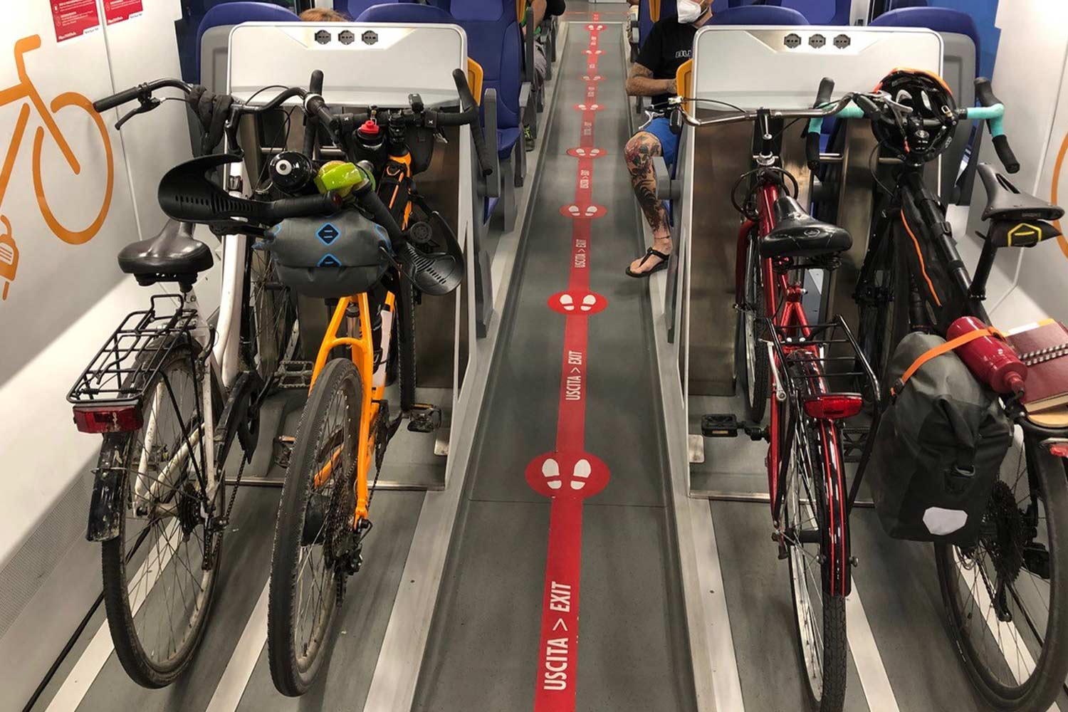 Biciclette installate nelle postazioni su un treno regionale veloce