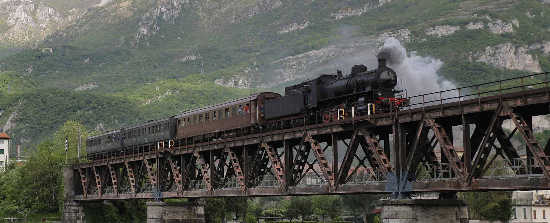 Il Lario express attraversa il Lago di Como