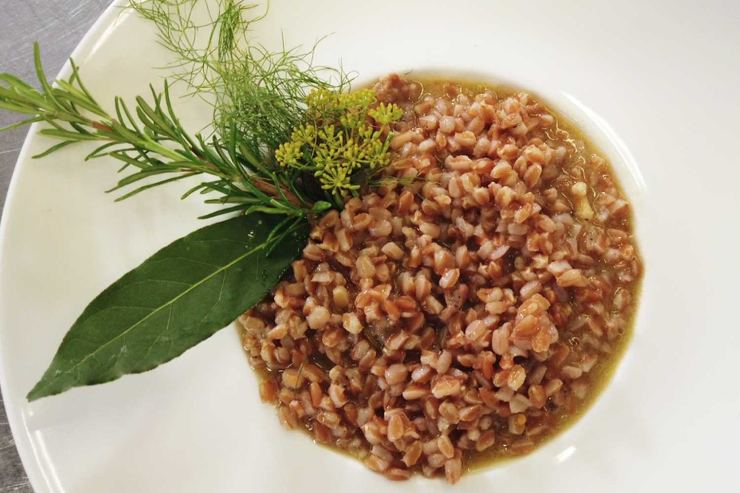 Zuppa di farro perlato biologico con salsiccia viterbese