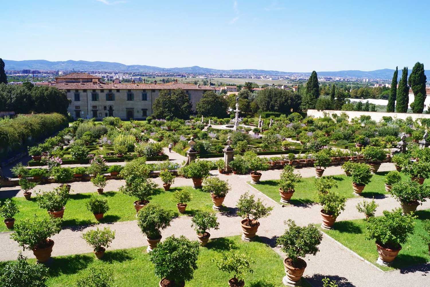 Giardino all'italiana, con piante di limoni, della Villa Reale di Castello, Firenze
