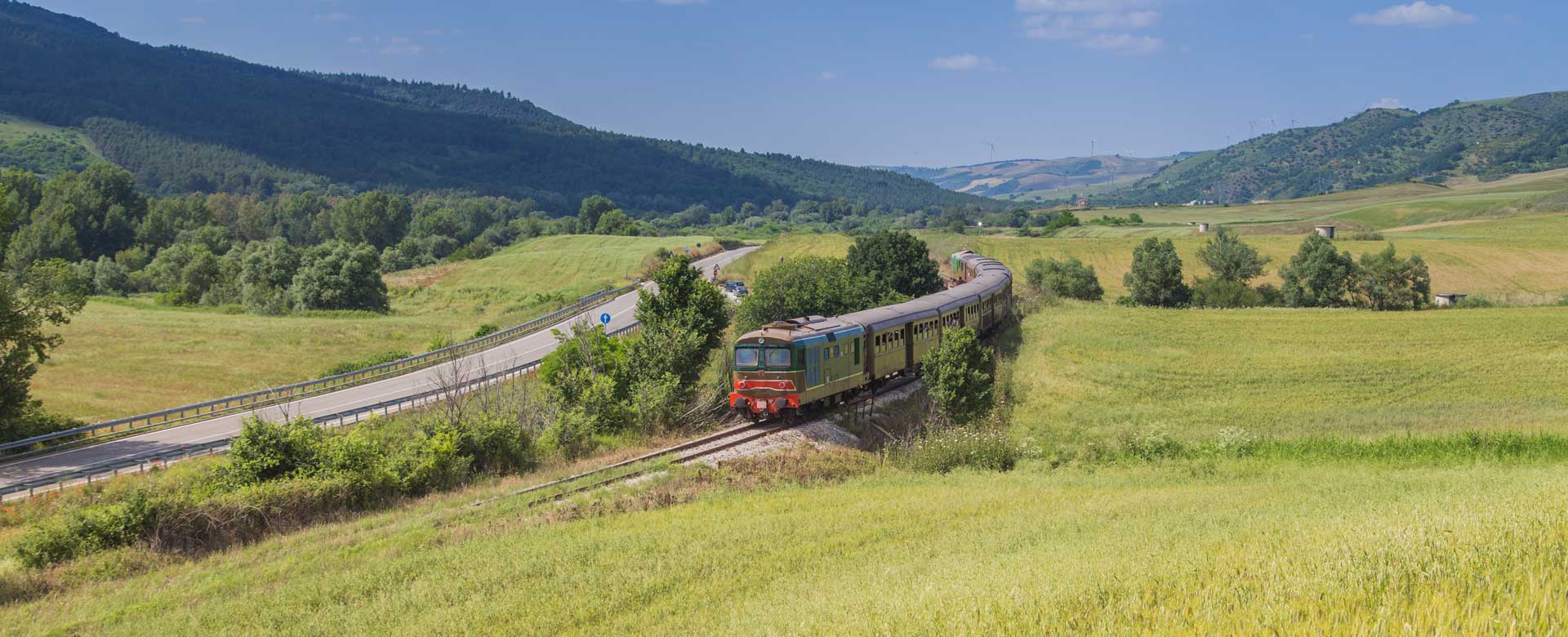 Un treno storico attraversa l’Appennino campano nei pressi di Monteverde (AV)