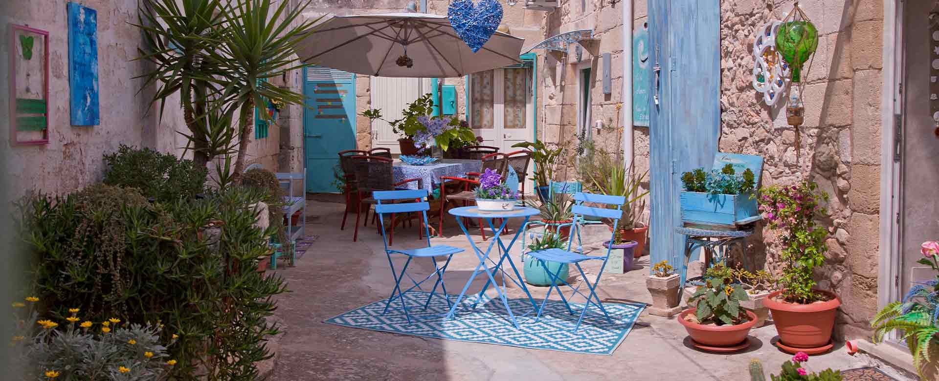Corte Zoe, abitazione privata con i tipici colori dello stile mediterraneo, Martano (LE)