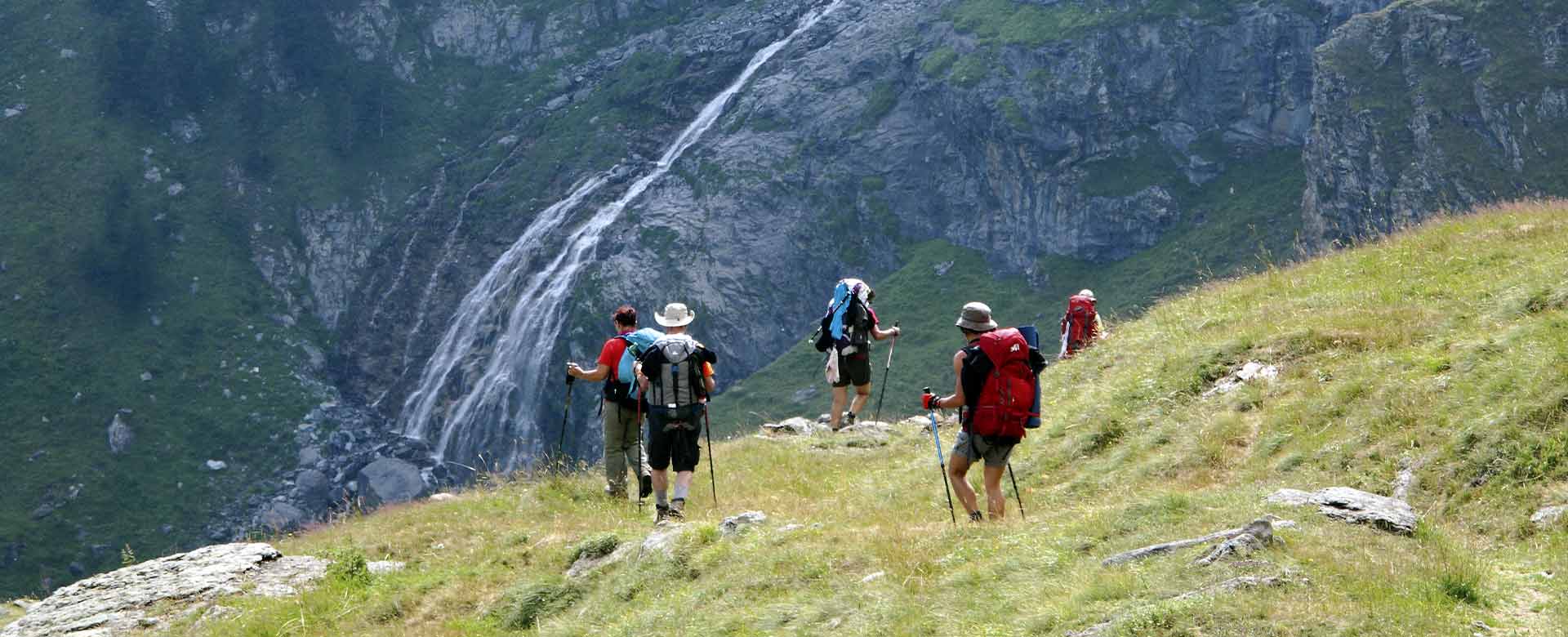 Cascata del Pis, Massello (TO). Immagine tratta dalla guida Sulle strade dei Valdesi (Terre di mezzo)