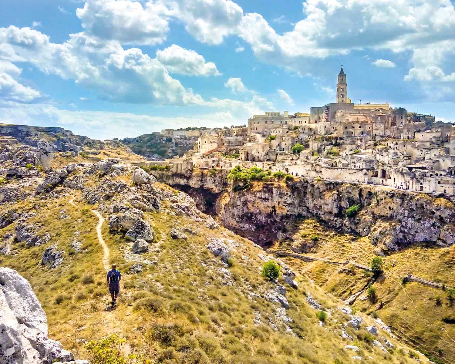 A piedi verso Matera. Immagine tratta dalla guida Il Cammino materano. A piedi lungo la Via Peuceta (Terre di mezzo)