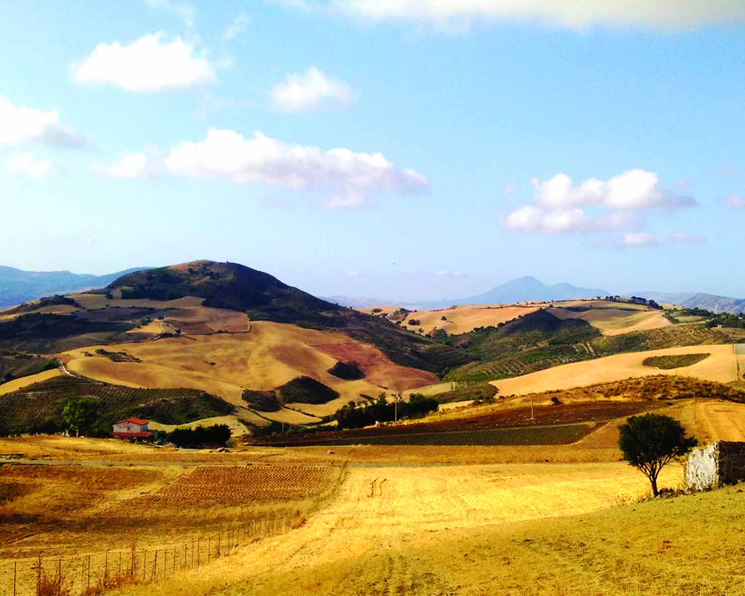 Panorama di Montemaggiore Belsito (PA). Immagine tratta dalla guida Da Palermo a Messina per le montagne (Terre di mezzo)