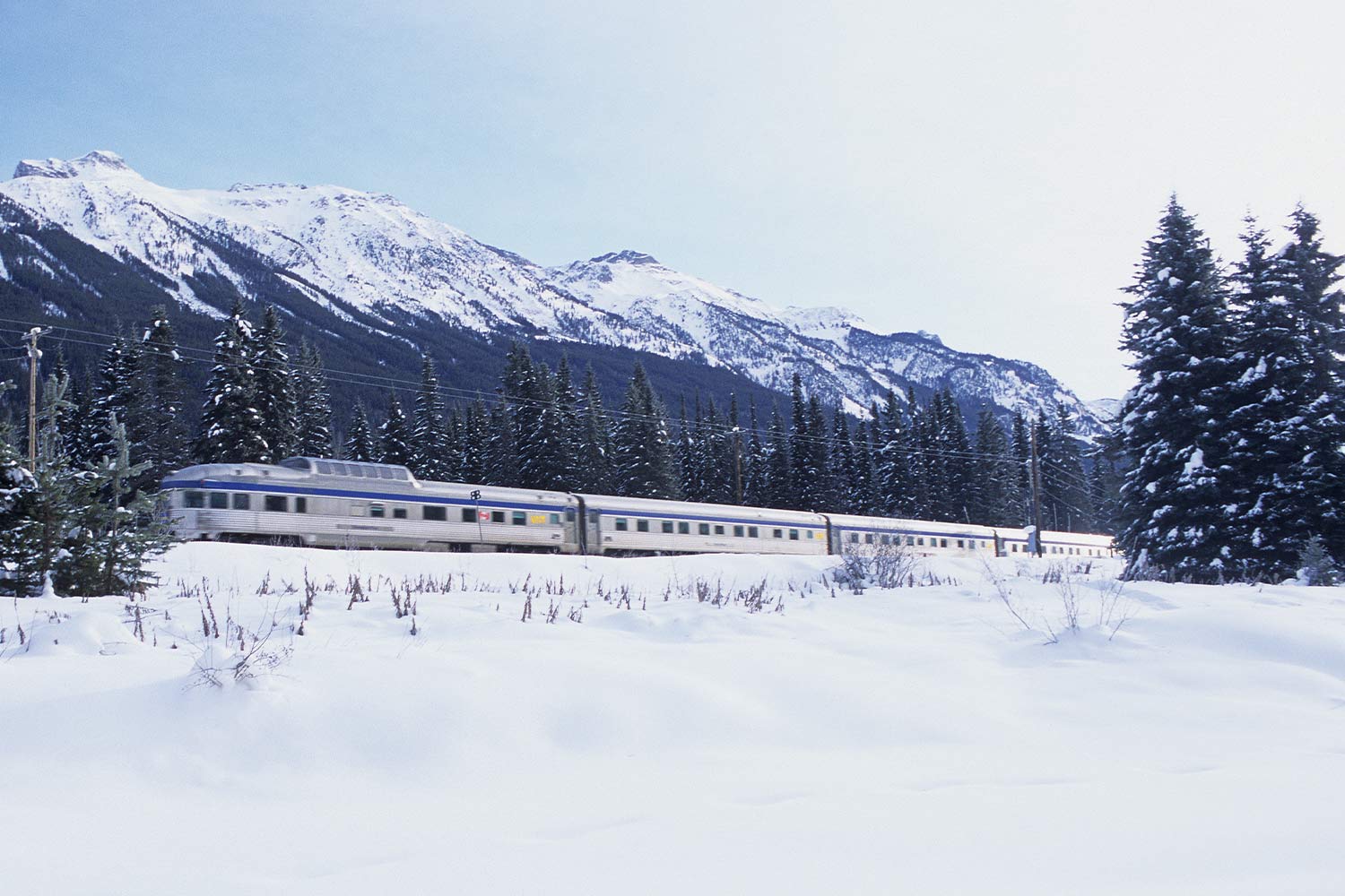 Il treno Jasper-Prince Rupert in un paesaggio innvato del Canada