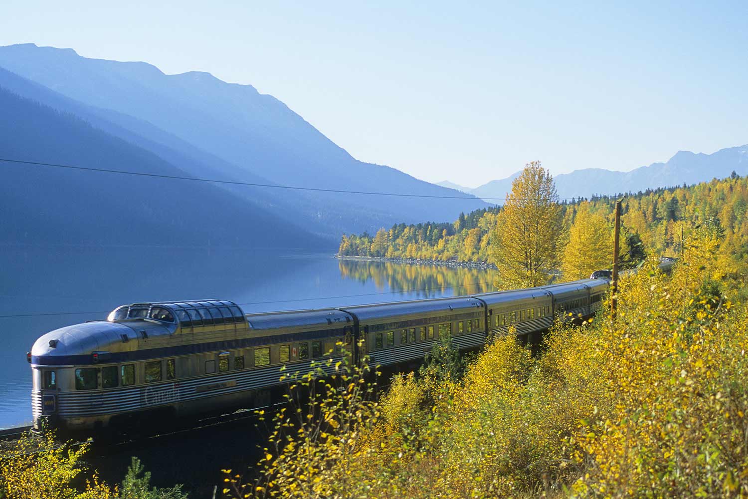 Il treno Jasper-Prince Rupert lungo le rive del Moose Lake