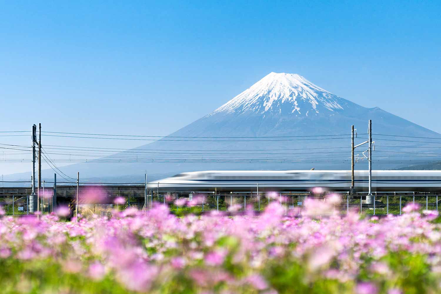 Il treno proiettile Tokaido Shinkansen alle pendici del Monte Fuji, a Yoshiwara, nella prefettura di Shizuoka, in Giappone