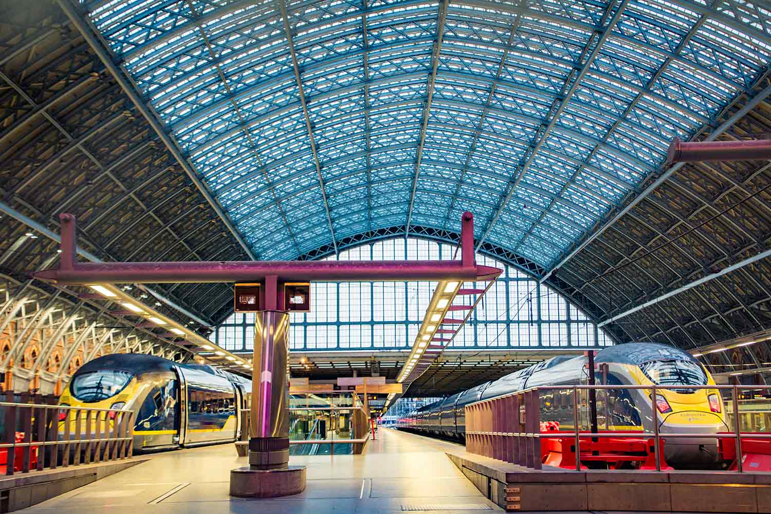 Treni Eurostar lungo i binari della stazione ferroviaria internazionale di Londra St Pancras