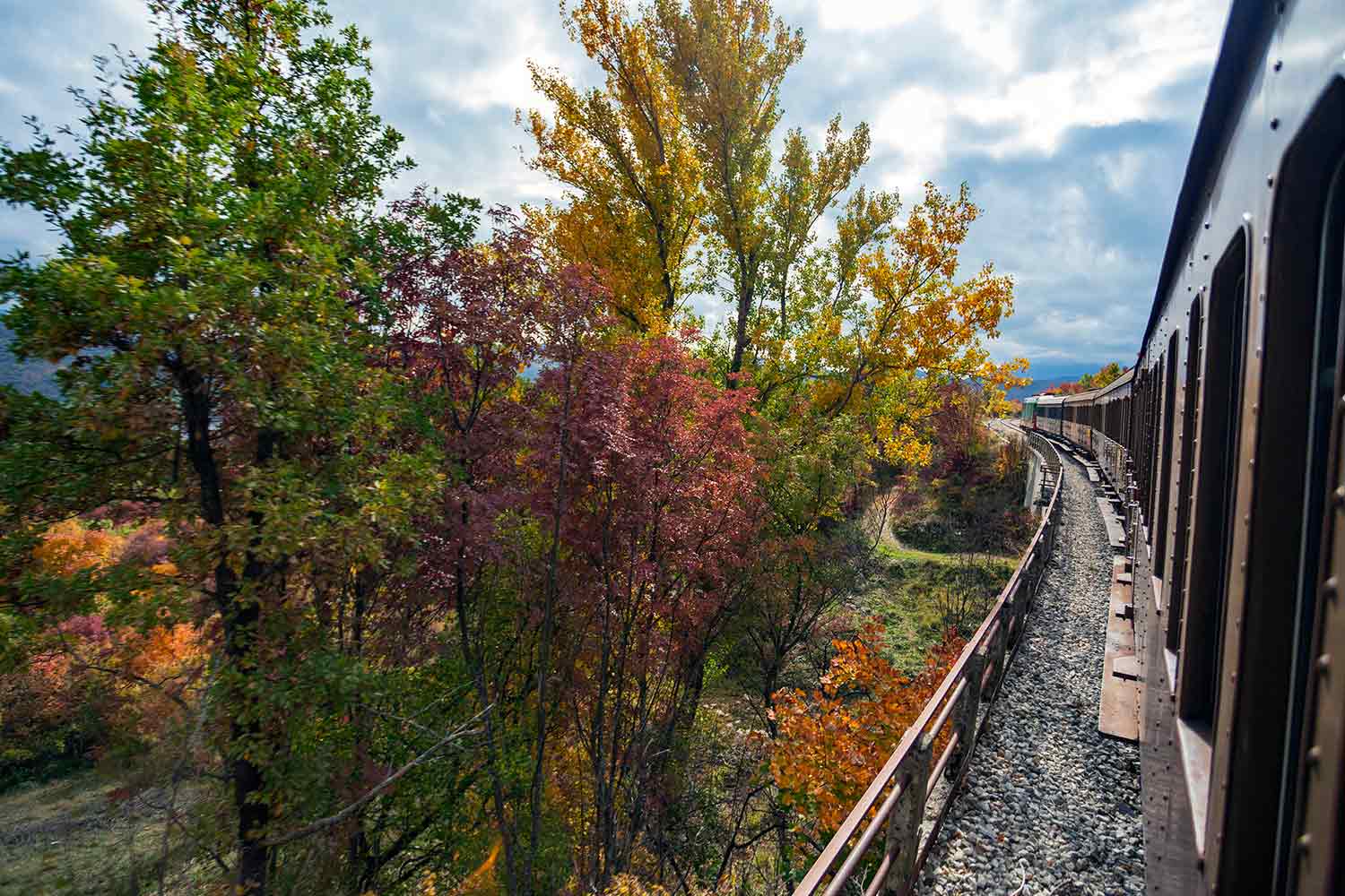 Viaggio in treno lungo la Transiberiana d'italia, tra monti e boschi d'Abruzzo in autunno