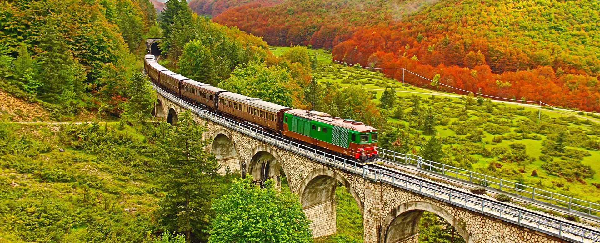 Il treno storico percorre la Ferrovia dei parchi