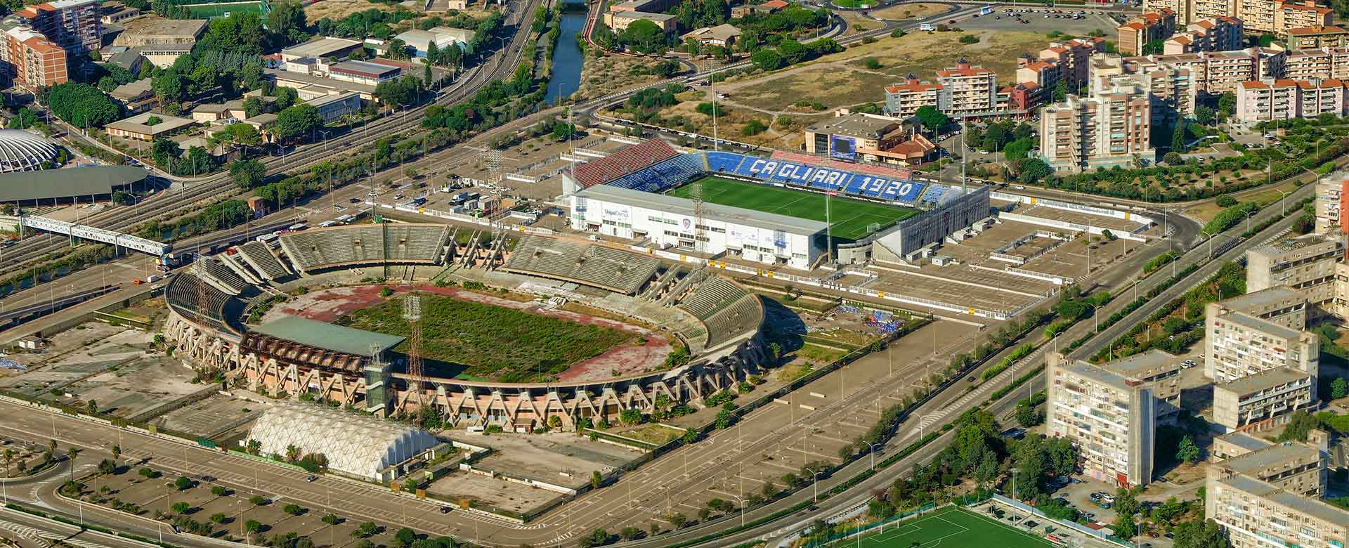 Lo stadio Sant’Elia, ormai dismesso, e accanto l’Unipol Domus