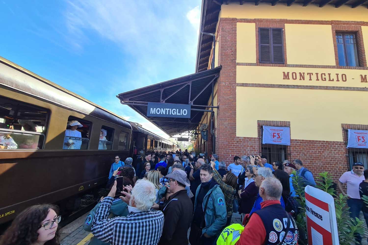 Due treni storici della Fondazione FS Italiane per inaugurarla