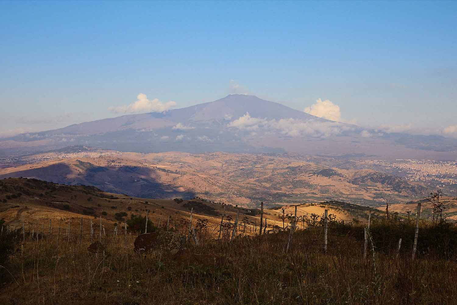 Distese di campi ai piedi dell'Etna (CT)