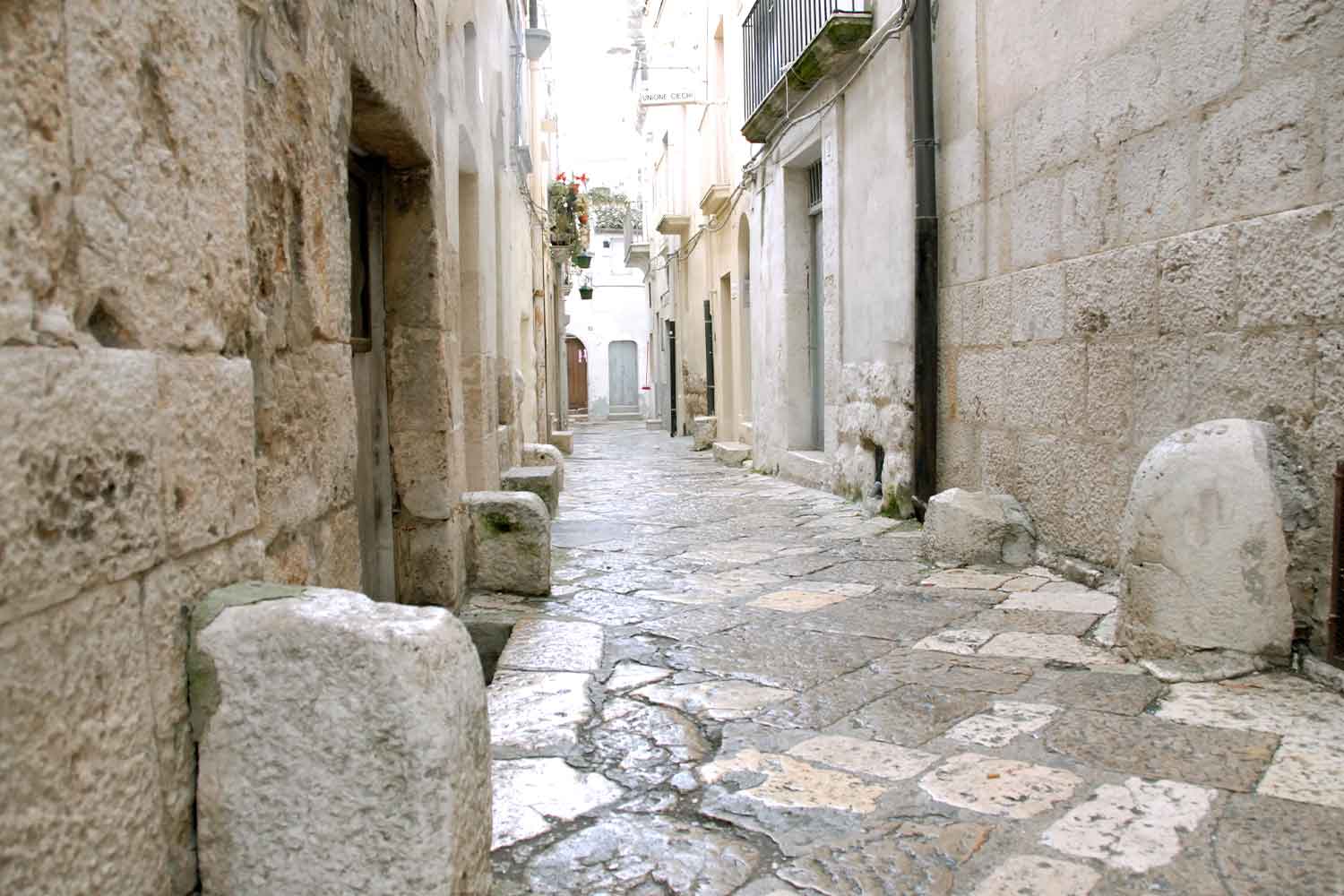 Strada di pietra in un claustro, Altamura