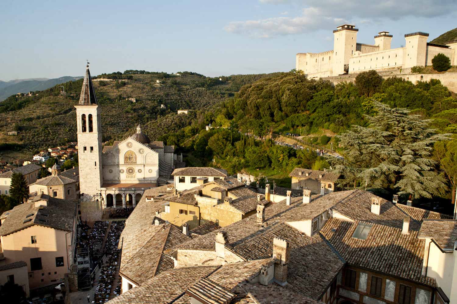 Piazza Duomo a Spoleto ©Cicco Pucci - Partono dalla stazione ferroviaria le attività a Spoleto per la Giornata nazionale del trekking urbano