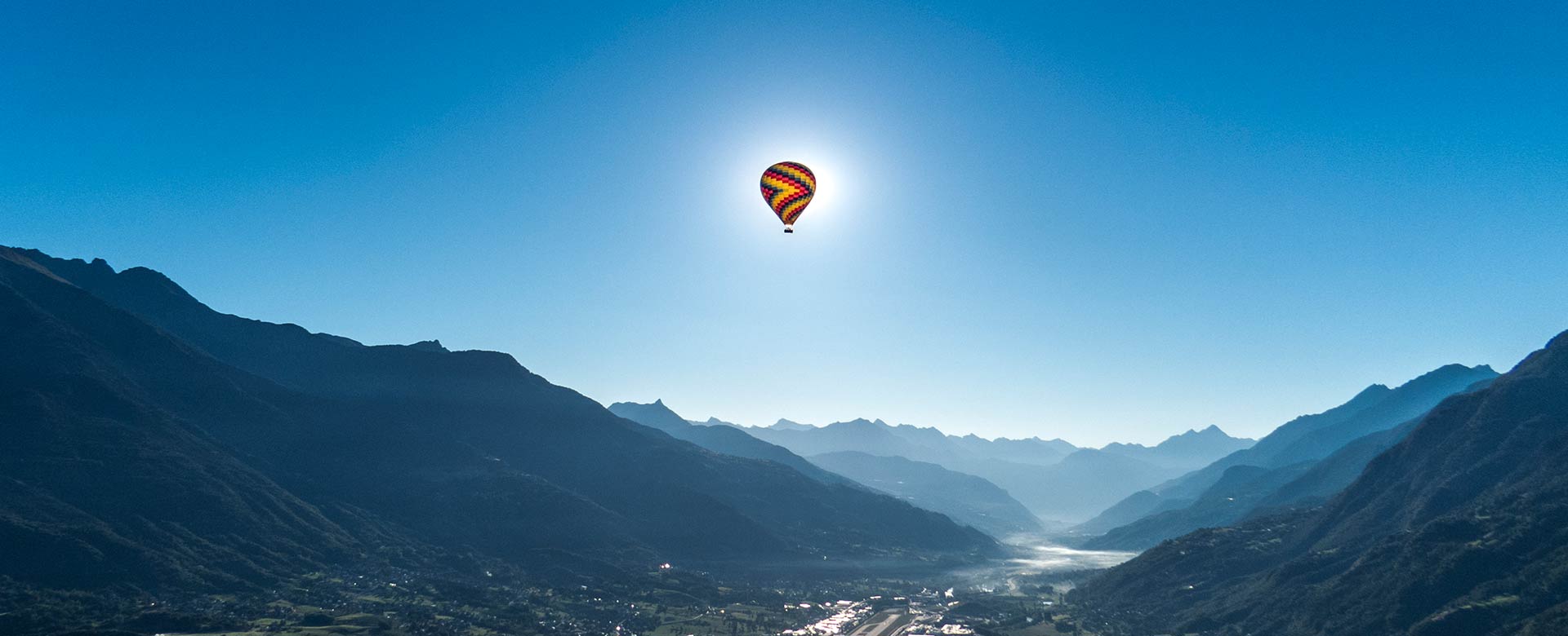 Una mongolfiera sulle Alpi