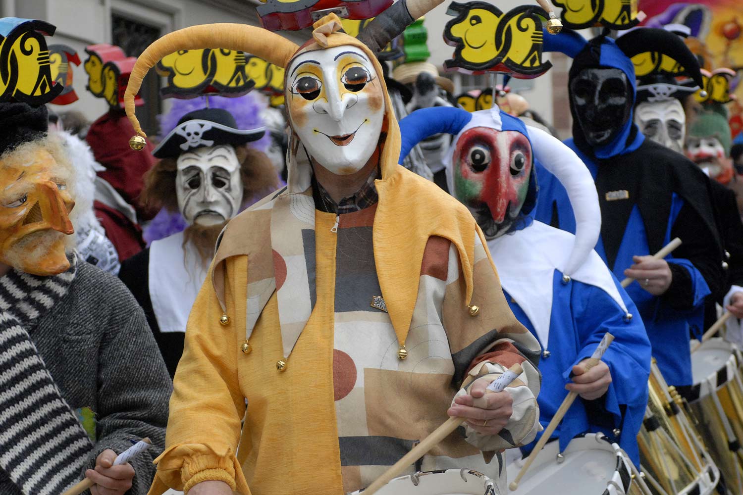 Al Cortège, la grande sfilata del Carnevale di Basilea, i gruppi tradizionali si fanno strada attraverso la città con tamburi e ottavini ©Basel Tourismus