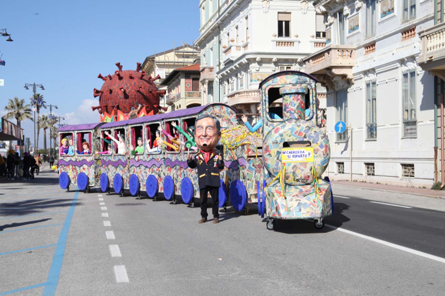 In carrozza si riparte di Giampiero Ghiselli e Maria Chiara Franceschini. Mascherate in Gruppo Viareggio 2022 ©Fondazione Carnevale di Viareggio