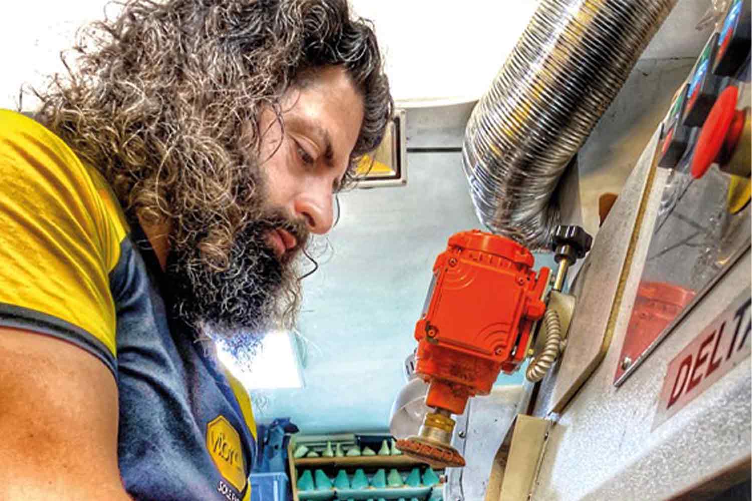 Il calzolaio Antonio Pietromonaco nella sua bottega