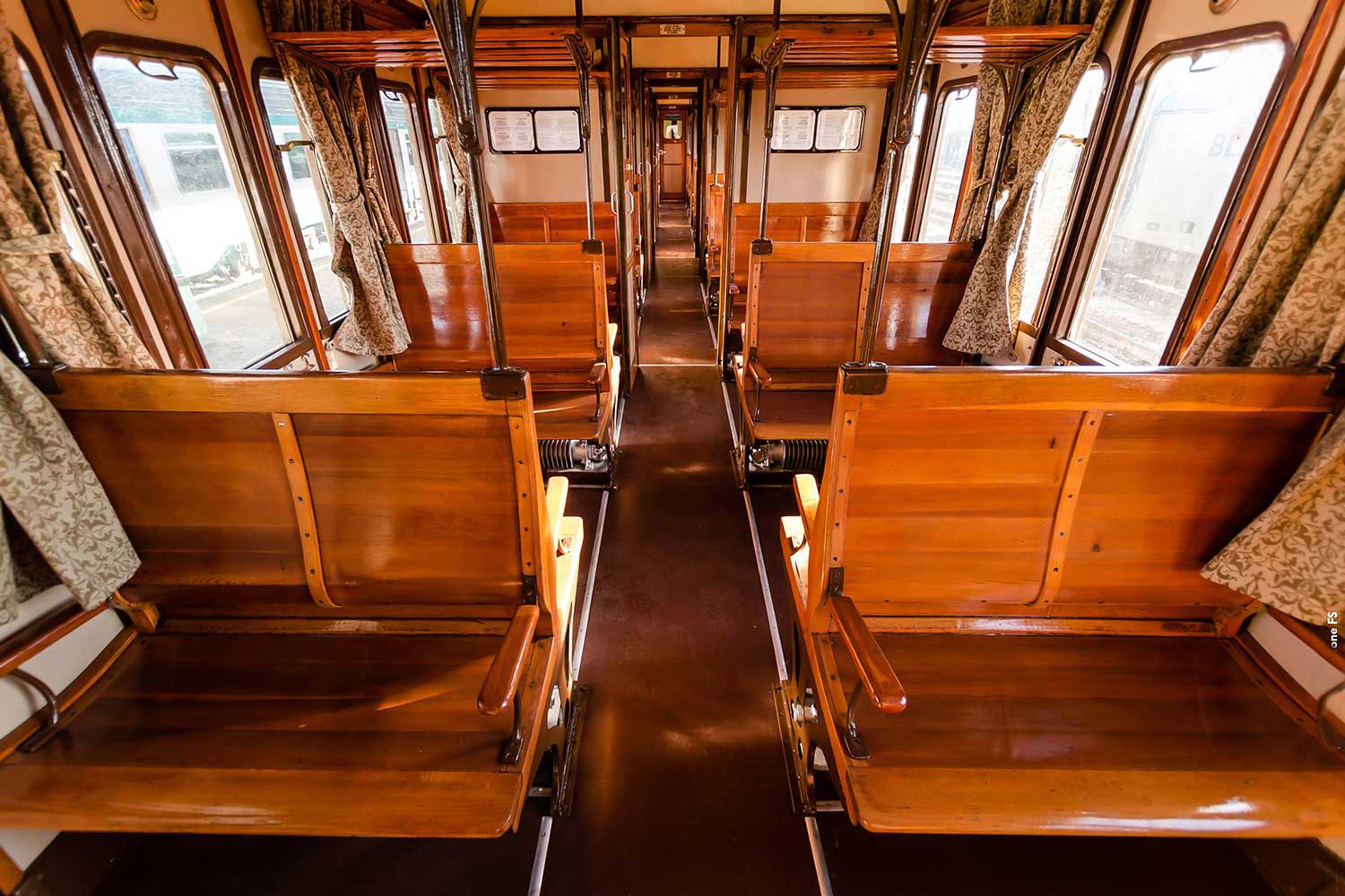 Sedute in legno del Treno di Dante © Il Treno di Dante s.r.l.