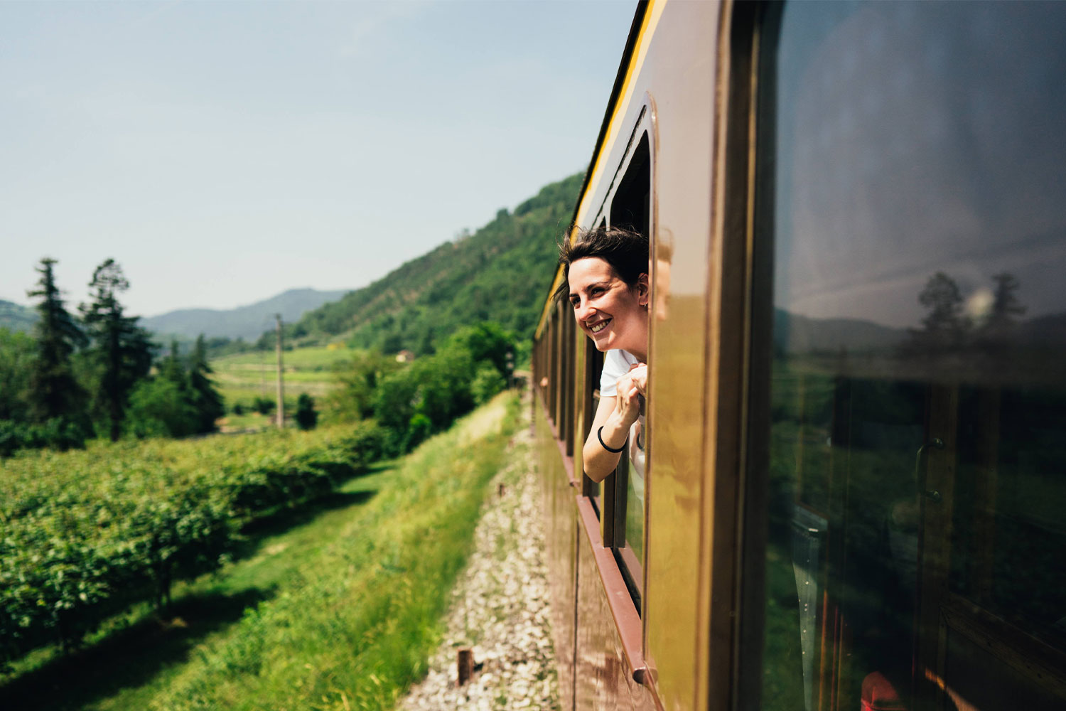 Ragazza affacciata al finestrino del Treno di Dante © Il Treno di Dante s.r.l.