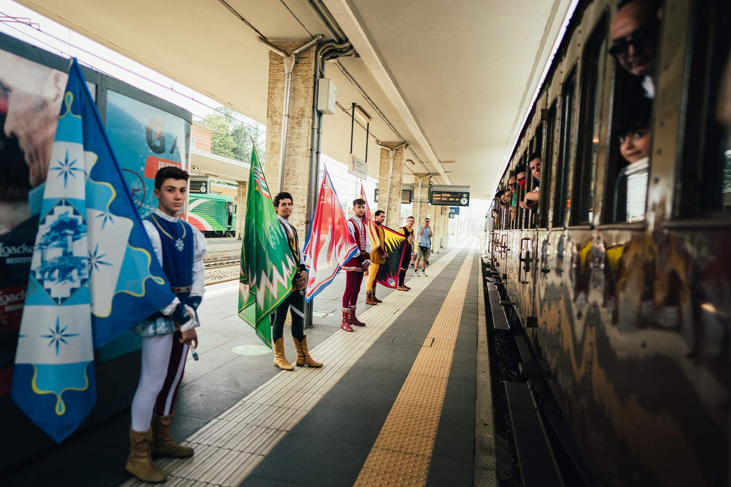 Sbandieratori al binario su cui è attestato il Treno di Dante © Il Treno di Dante s.r.l.
