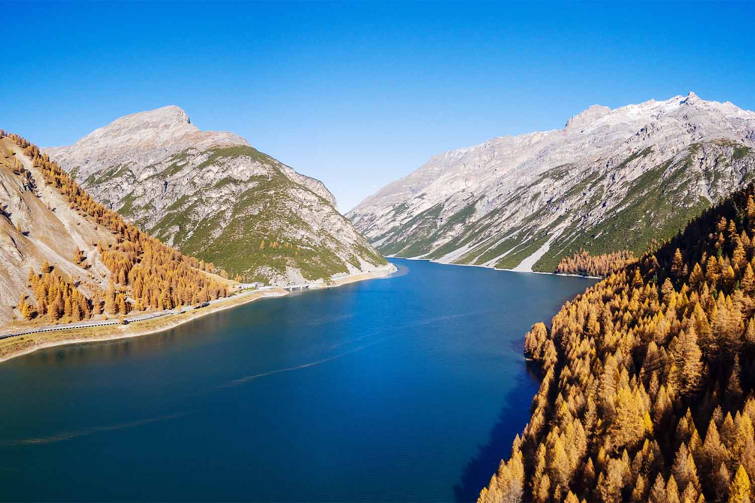 Il lago del Gallo a Livigno (Sondrio) © Silvano Rebai/AdobeStock