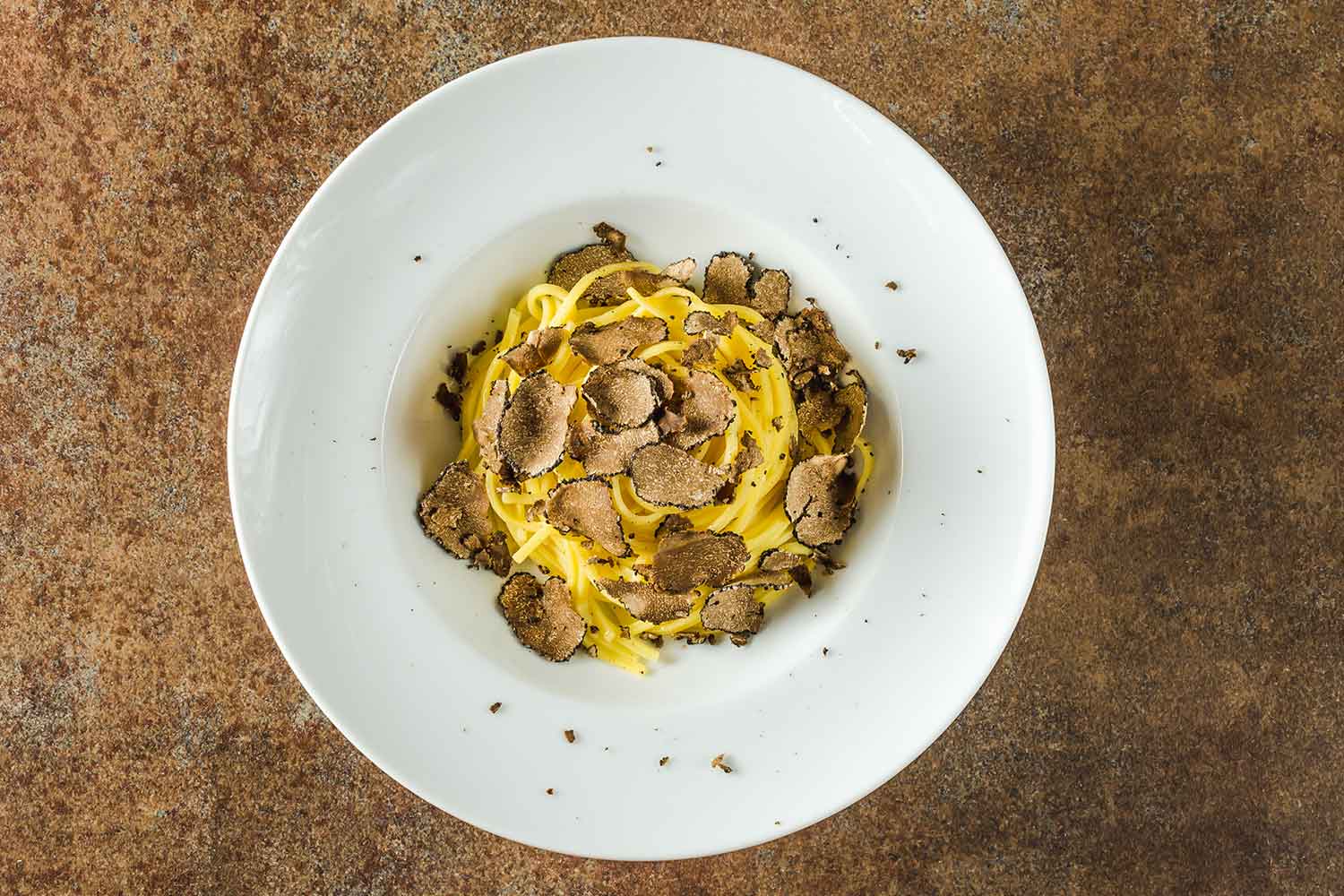 Un piatto di strangozzi conditi con il tartufo © travelbook/AdobeStock