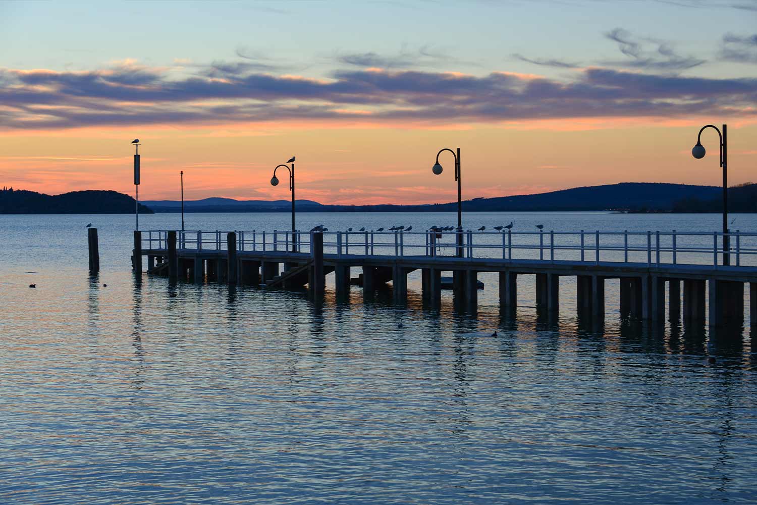 Un pontile lungo il lago a Passignano sul Trasimeno © ValerioMei/AdobeStock