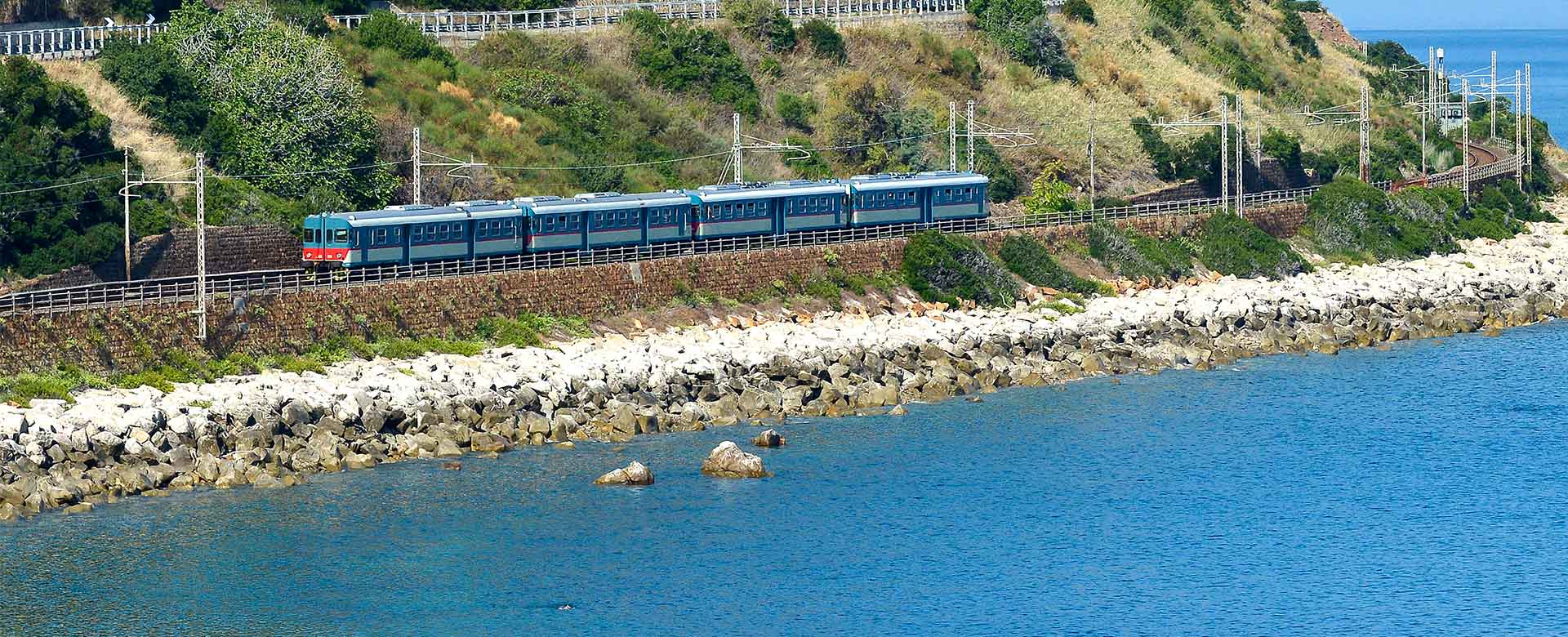 Un treno storico percorre la costa tirrenica a poca distanza da Tusa (Messina)