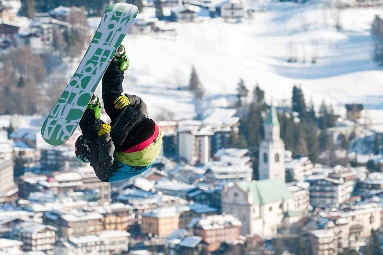 Snowboarder durante un’acrobazia aerea © Giuseppe Ghedina