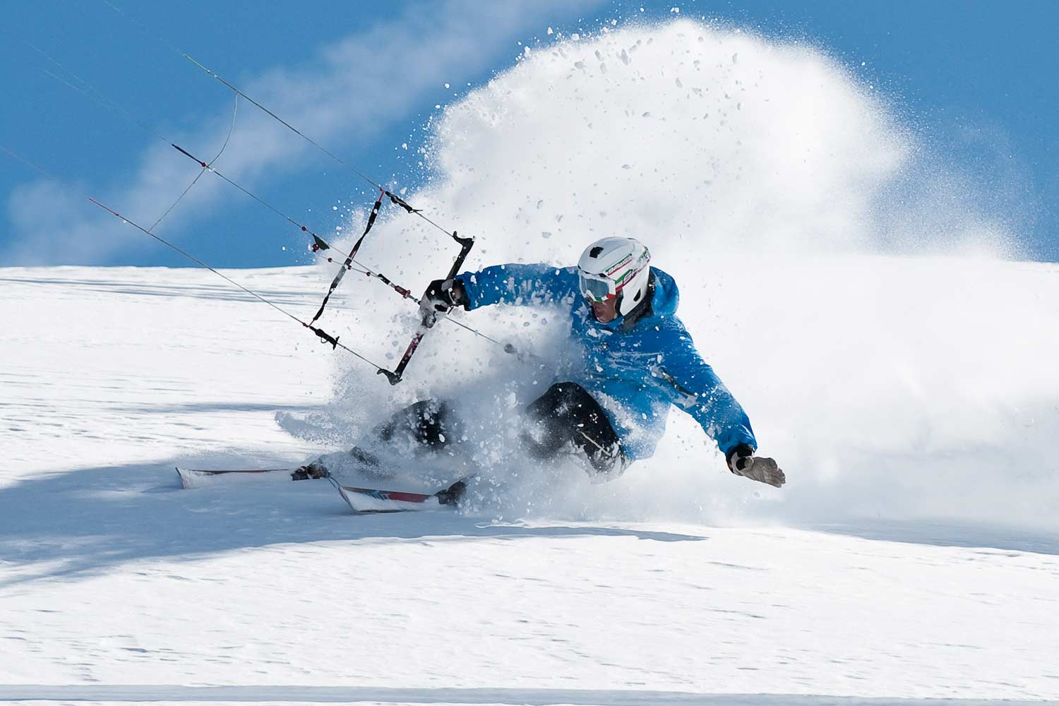 Snowkiting sugli sci © Archivio Cortina Marketing/Olga Donati Photography
