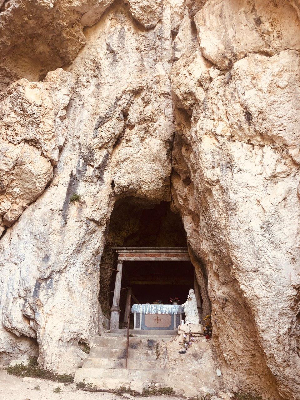 La grotta di Santa Filippa sopra Borgo San Pietro (RI)