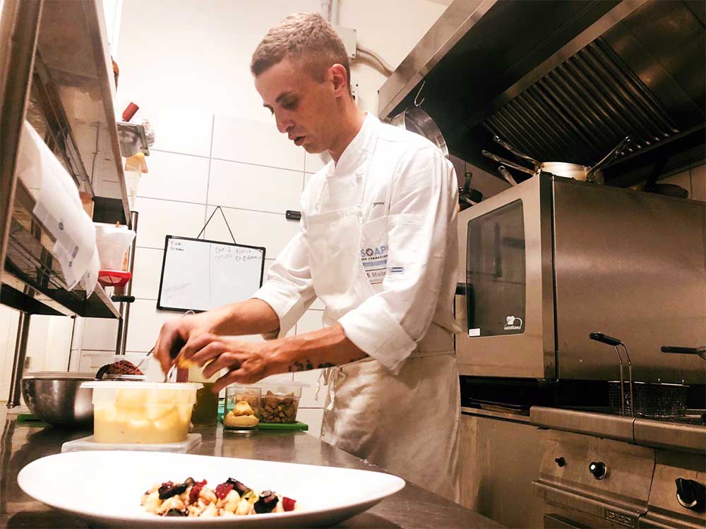 Foto di uno chef in cucina