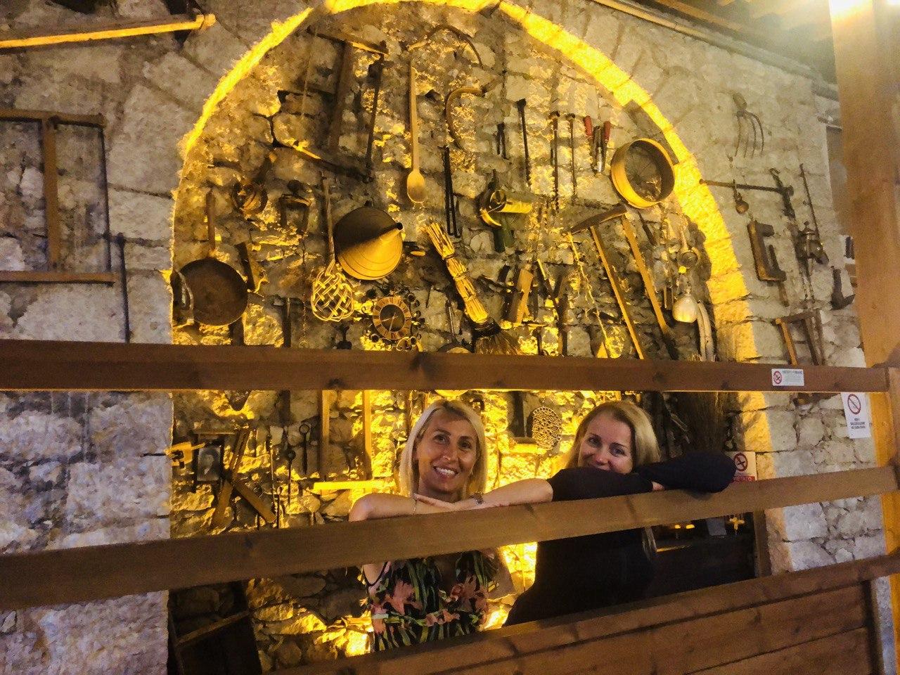 Valentina Lo Surdo nel ristorante Il Vecchio Muro, con la proprietaria Federica