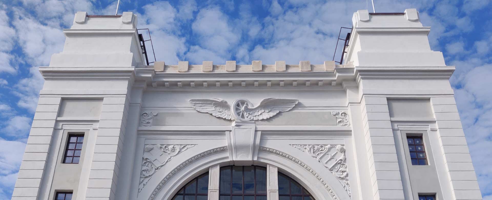 Immagine della facciata restaurata della stazione-museo di Campo Marzio, a Trieste