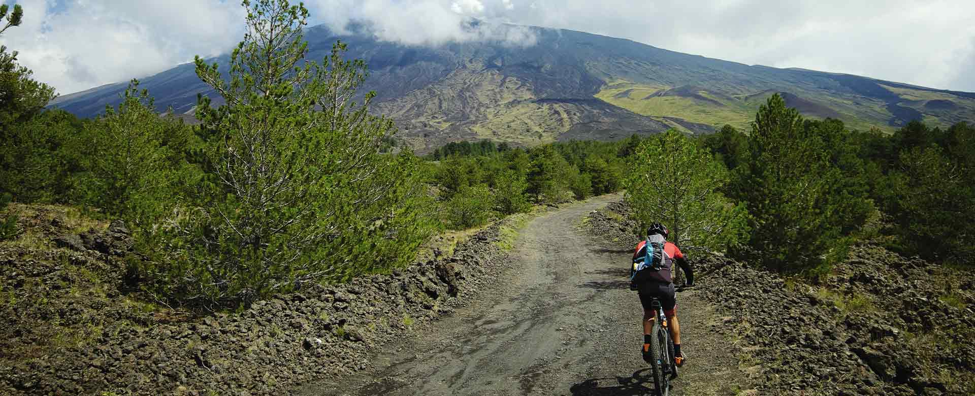 Immagine di ciclista nella zona dell'Etna in Sicilia