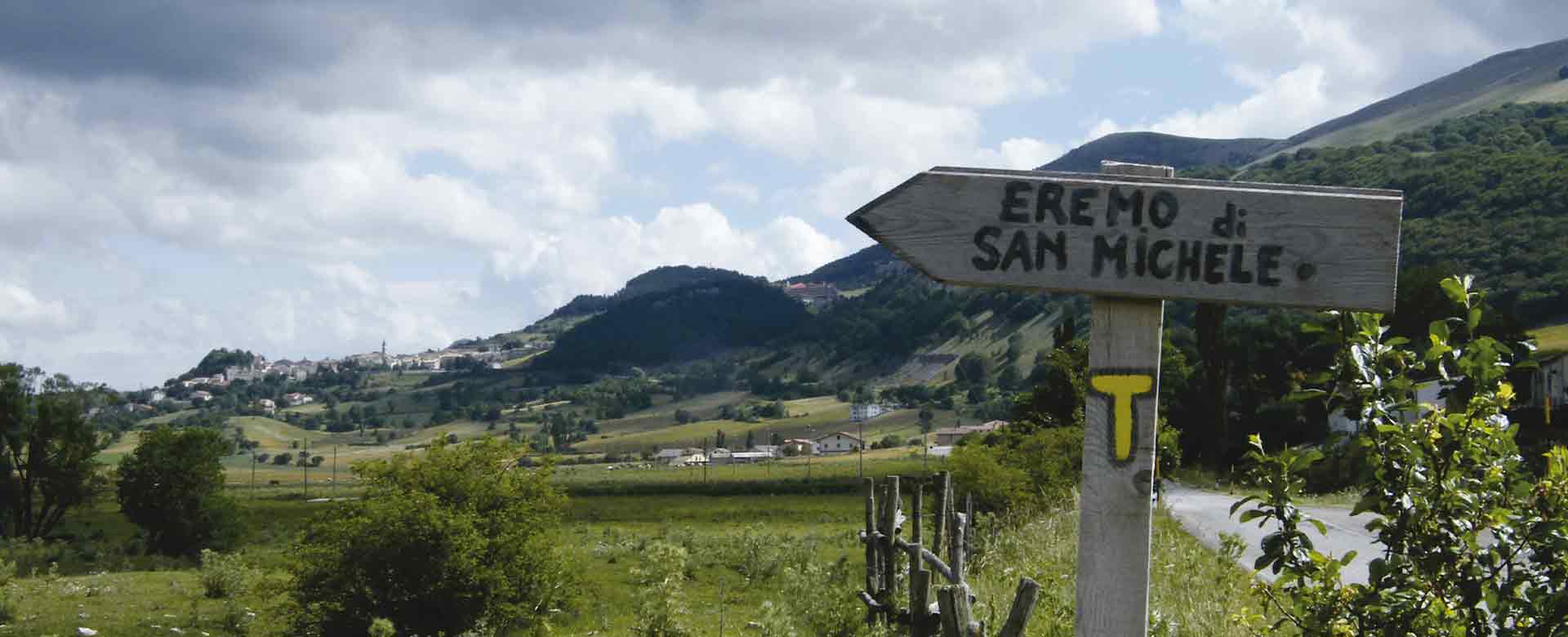 Segnaletica per l'eremo di San Michele
